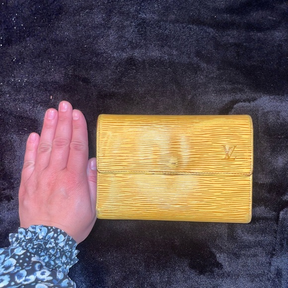 Louis Vuitton epi leather wallet - Picture 4 of 12